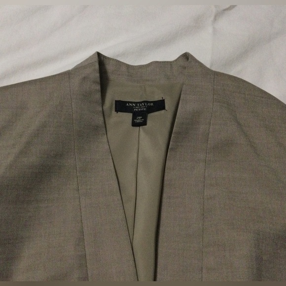 Ann Taylor Wool Cotton Blend Tan Blazer Size 2P - Picture 2 of 8